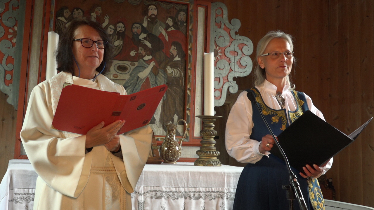 Sokneprest Helle Maria Wolstad og medliturg Anne-Kristin Solberg