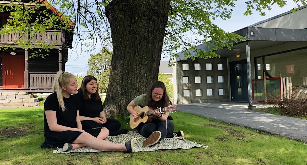 Ramona Fossly, Hanna Gravdal og Leyla Holta kjem til gamlekyrkja 12.juli